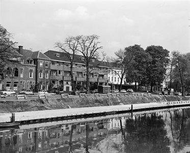 851198 Gezicht op de aanleg van een spuikoker in de Stadsbuitengracht ter hoogte van het Willemsplantsoen-Geertebolwerk ...